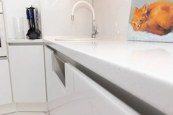 现代的白色厨房厨房是用实心橡木做的 厨房的细节 现代厨房家具充填 请订购家具 公寓的设计 俄罗斯圣彼得堡新大楼2020年5月13日 — 图库照片