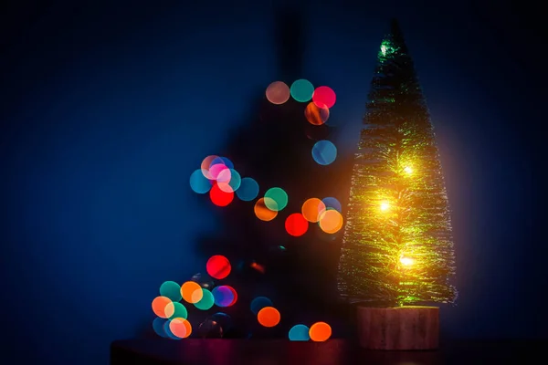 圣诞树背景上的灯火通明 圣诞树 灯亮着 分散了注意力 新年和圣诞节假期 假日物品 复制空间 — 图库照片