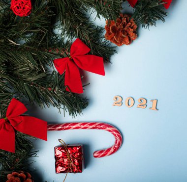 Yassı Noel. Sayılardan 2021. Yeni 2021 'in planı. Tahta sayılar. Merhaba yeni yıl. Yeni yıl ve Noel hakkında bir makale. Klavye düzeni. Uzayı kopyala Yıldızlar. mavi arkaplan.