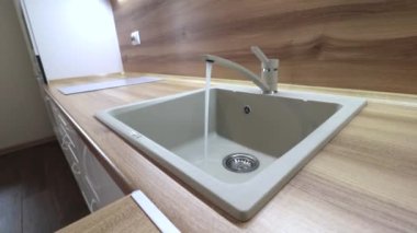 Musluktan lavaboya su akar. Mutfak lavabosu. Lavabo seramik..