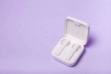 Beyaz arka planda küçük çocukların arabasını park etme oyunu. Erkekler için oyun. Plastik oyunlar. Sokak dışı otopark. Erkekler için oyunlar hakkında makale