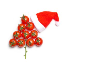 Beyaz arka planda kiraz domatesinden yapılmış Noel ağacı. İzole edilmiş arka plan. Noel süsü. Yemek ağacı. Yeni yıl ve Noel. Mevsimlik tatil. Yeni yıl vitrinlerinin dekorasyonu. Yazılı ürünler için fotoğraflar. Boşluğu kopyala