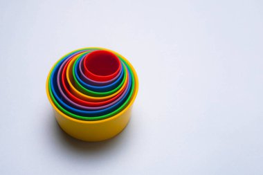 Çocuk oyun kulesi rengi. Çocuk piramidi. Oyun boyutuna göre tahsil edilir. Çok renkli bir piramit. Su oyunları. Çocuğun gelişimi. Uzayı kopyala Mavi arkaplan