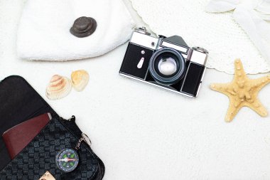 Tatil planı. Beyaz bir arka planda tatil planı. Güneş şapkası. Koruyucu ekipman. Uzayı kopyala Metin için yer aç. Tatille ilgili bir makale. Tatil sigortası hakkında bir makale. Beyaz arka plan. Denizyıldızı