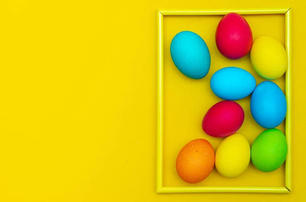 Bemalte Eier Auf Gelbem Hintergrund Hühnereier Auf Gelbem Hintergrund Einem — Stockfoto