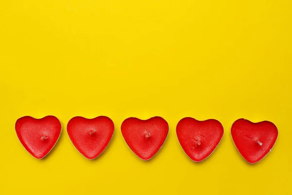 Sarı Arka Planda Kalp Şeklinde Mumlar Kırmızı Mumlar Kırmızı Kalpler — Stok fotoğraf
