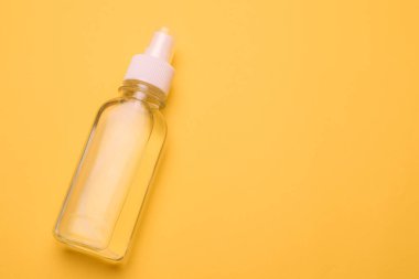 Sarı arka planda antiseptik. El muamelesi. Virüsten korunmak için. Anti bakteriyel. Bir kavanoz antiseptik. Koronavirüs. Salgın. Önleme. Boşluğu kopyala