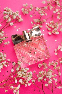 Parfüm ve çiçek düzeni. Aromaterapi. Kadın parfümü. Beyaz çiçekler. Parfüm seçimi hakkında bir makale. Kadın parfümüyle ilgili makale. Bir şişe parfüm. Taze çiçekler..