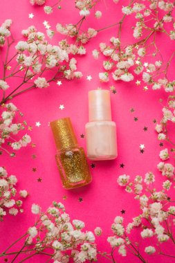 Oje ve çiçeklerin yerleşimi. Tırnak cilası. Tırnakları boyuyorum. Manikür ve pedikür. Vernik seçimi hakkında bir makale. Makale manikür hakkında. Bir manikürcü için tatmin edici. Cila ve çiçekler. Uzayı kopyala Güzellik endüstrisinin fotoğrafları.