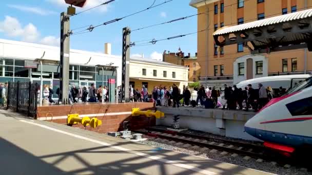 I passeggeri scendono dal treno. I passeggeri escono dal Falco pellegrino. Treno russo ad alta velocità. Russia, San Pietroburgo, stazione ferroviaria Moskovskij 31 agosto 2020 — Video Stock