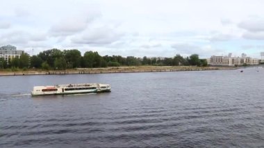 9 Eylül 2020 'de St. Petersburg Neva Nehri' ndeki nehir teknesi. Turizm ve şehir eğlencesi