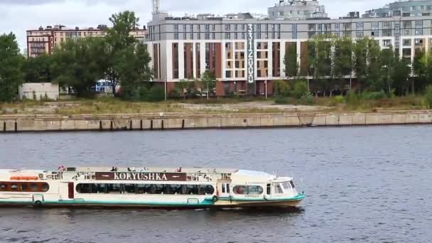 Barco fluvial no rio Neva em São Petersburgo em 9 de setembro de 2020. Turismo e entretenimento urbano — Vídeo de Stock
