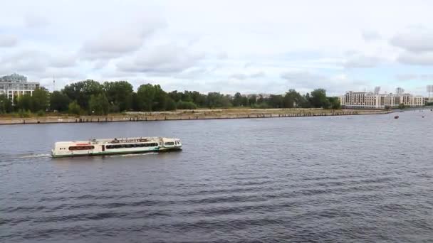 2020年9月9日，圣彼得堡涅瓦河上的江船。旅游业和城市娱乐 — 图库视频影像