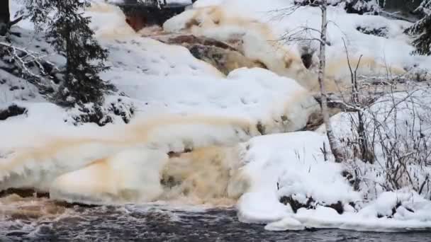Водопады Рускеала зимой. Зимний водопад. Поток воды. Природа. Горные пороги и вода. Пейзаж — стоковое видео