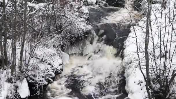 Cachoeiras Ruskeala no inverno. Cachoeira de inverno. O fluxo de água. Natureza. Correntes de montanha e água. Paisagem — Vídeo de Stock