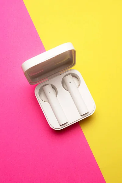 Vezeték Nélküli Fejhallgató Rózsaszín Háttérrel Fényes Háttér Fehér Fülhallgató Bluetooth — Stock Fotó