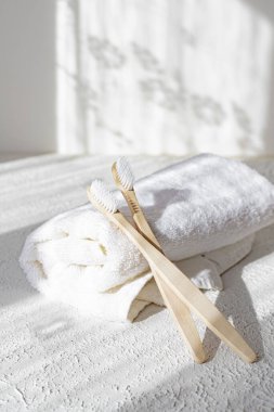 Bambu fırçalar ve havlular. Işık ve gölgeler. Spa tedavileri. Çevre kaygısı. Banyo tedavileri. Spa ile ilgili bir makale. Boşluğu kopyala