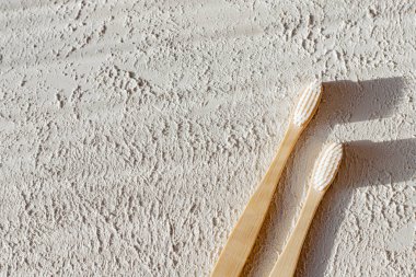 Beyaz arkaplanda bambu fırçaları. Çevre kaygısı. Diş fırçası. Diş sağlığı. Uzayı kopyala Gölgeli doğal ışık