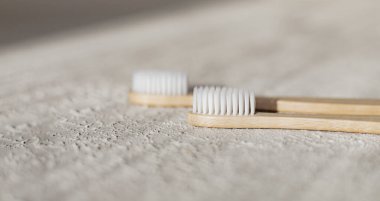 Beyaz arkaplanda bambu fırçaları. Çevre kaygısı. Diş fırçası. Diş sağlığı. Uzayı kopyala Gölgeli doğal ışık
