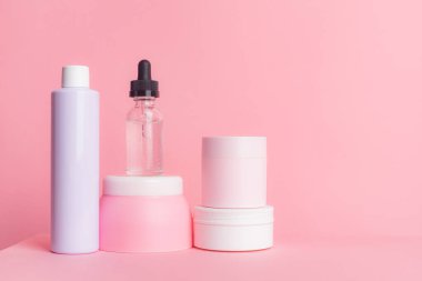 Pembe arka planda rüyalar kavanozu. Spa tedavileri. Uzay kremini kopyala. Kozmetik ürünleri. Kozmetoloji. Pembe arkaplan