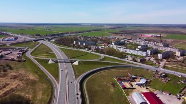 Automobiele Wegkruising Video Komt Van Boven Weg Auto Rijdt Weg — Stockvideo