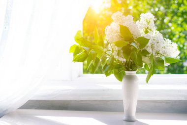 Vazoda bir buket beyaz leylak. Bahar çiçekleri kokuyor. Vazoda çiçekler var. Boşluğu kopyala