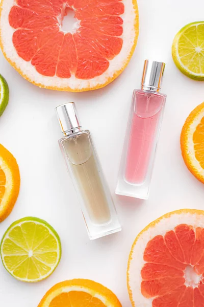 香水と柑橘類 アロマセラピー 柑橘類の香り 香水のボトルだ 美とファッション — ストック写真