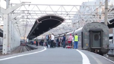 İnsanlar trenden iniyor. Yolcu taşımacılığı. Yolculuklar. Toplu taşıma. Rusya, Saint Petersburg Moskovsky Tren İstasyonu 5 Nisan 2021