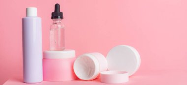 Pembe arka planda rüyalar kavanozu. Spa tedavileri. Uzay kremini kopyala. Kozmetik ürünleri. Kozmetoloji. Pembe arkaplan