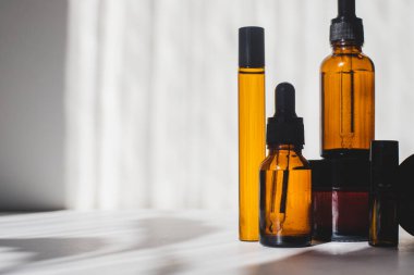 Beyaz arka planda yağlı kozmetik kavanozları. Işık ve gölgeler. Minimalizm. Uzayı kopyala Kozmetoloji. Cilt bakımı. Kozmetik şişeleri. spa tedavileri