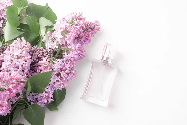 Eine Flasche Parfüm Und Flieder Auf Weißem Hintergrund Frauenparfüm Frühlingsduft — Stockfoto