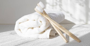 Bambu fırçalar ve havlular. Işık ve gölgeler. Spa tedavileri. Çevre kaygısı. Banyo tedavileri. Spa ile ilgili bir makale. Boşluğu kopyala