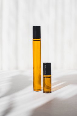 Beyaz arka planda yağlı kozmetik kavanozları. Işık ve gölgeler. Minimalizm. Uzayı kopyala Kozmetoloji. Cilt bakımı. Kozmetik şişeleri. spa tedavileri