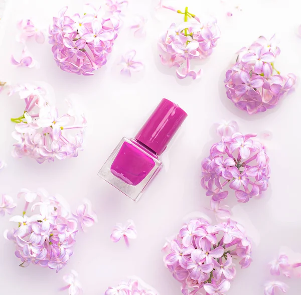 Lilac Nagellak Een Tak Lila Een Fles Nagellak Zonder Naam — Stockfoto