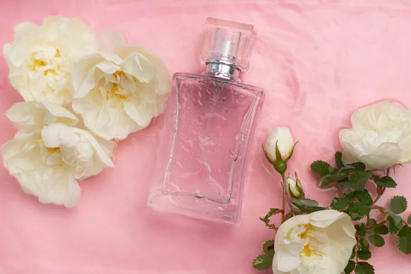 Perfume Bottle Flowers Background Water Drops Bottle Perfume Inscriptions Smell — ストック写真