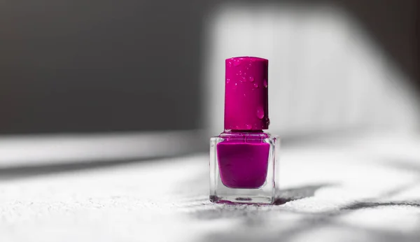 Nagellak Een Witte Achtergrond Met Schaduwen Het Concept Van Nagellak — Stockfoto