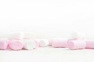 Beyaz arka planda lokum şekeri. Şekerler. Şeker arka planı. Boşluğu kopyala .