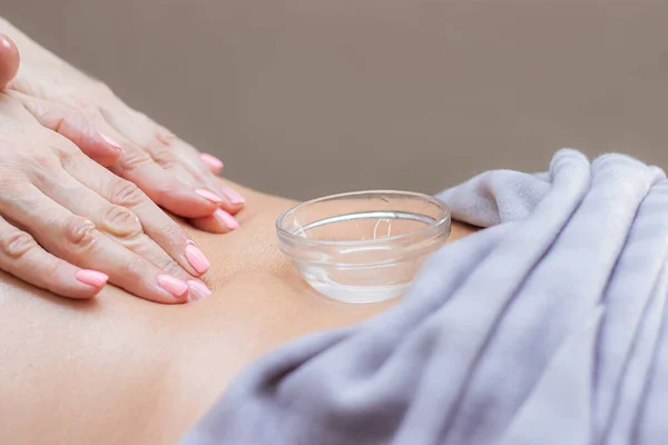 Mãos Mulheres Bonitas Fazem Massagem Mão Mestre Modelo Irreconhecível Sala — Fotografia de Stock