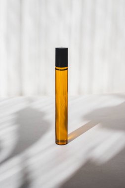 Beyaz arka planda yağlı kozmetik kavanozları. Işık ve gölgeler. Minimalizm. Uzayı kopyala Kozmetoloji. Cilt bakımı. Kozmetik şişeleri. spa tedavileri