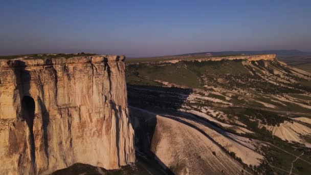 Video of the white rock in the Crimea. Travel around the peninsula. Russia. A cliff. Beautiful mountains. Mountain landscape 4K. Summer nature . Crimea. Video from a quadrocopter . — Stock Video