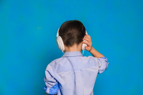 Seorang Anak Laki Laki Dengan Headphone Latar Belakang Biru Headphone Stok Gambar
