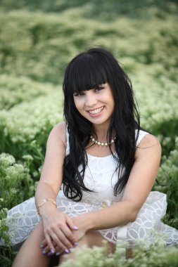 kız beyaz çiçekler arasında