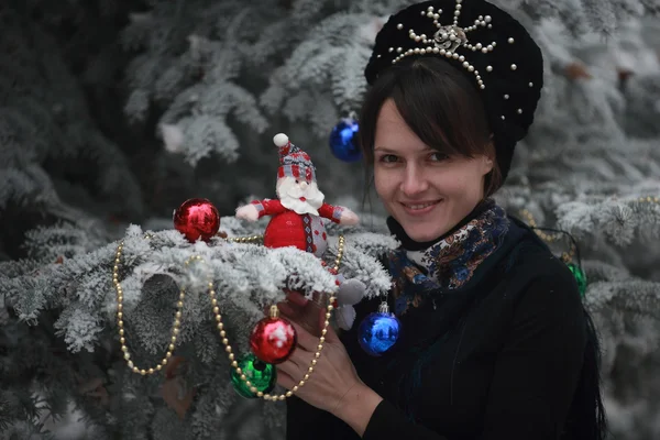 Menina e árvore de Natal — Fotografia de Stock