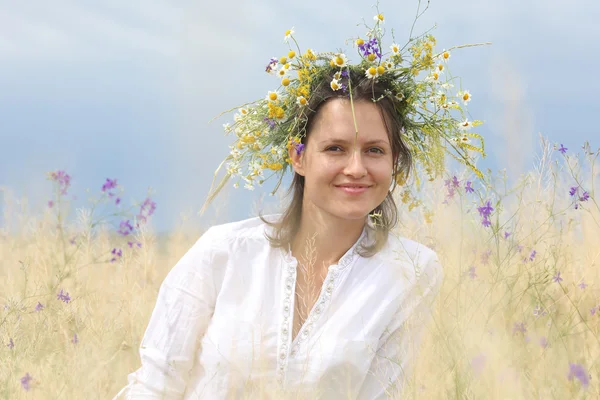 Menina em um campo de floração — Fotografia de Stock