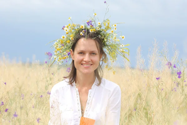 Menina em um campo de floração — Fotografia de Stock