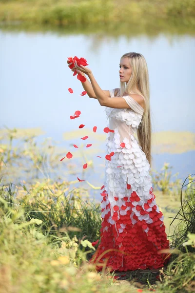 Girl with rose petals — Stock Photo, Image