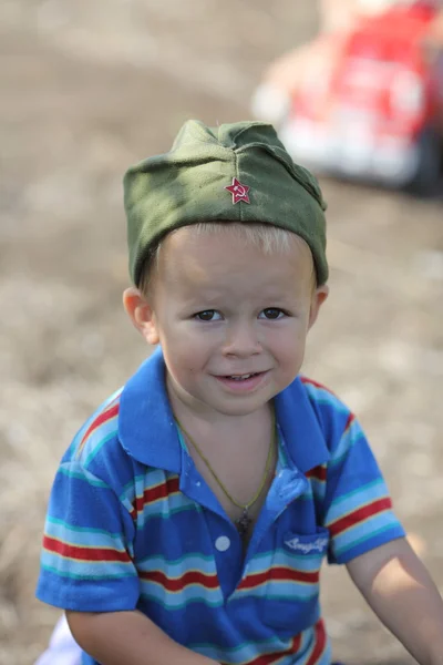 Porträt eines Jungen mit Garnisonsmütze — Stockfoto