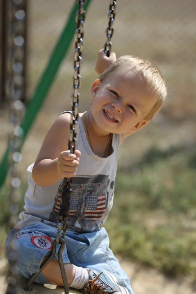 Kleiner Junge auf einer Schaukel — Stockfoto