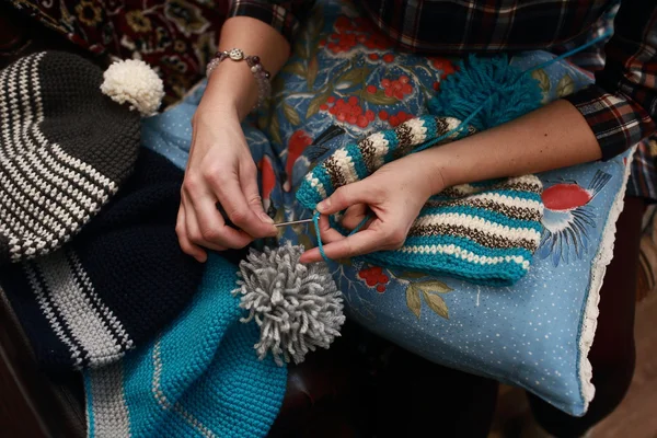 女性かぎ針編みビーニー暖かいウール — ストック写真