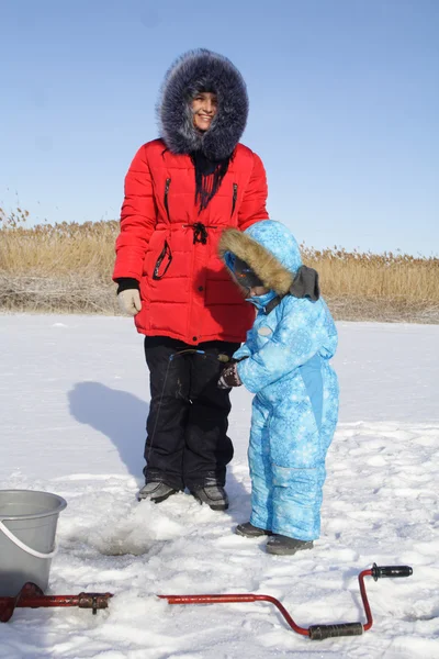 Pesca invernale con mamma — Foto Stock